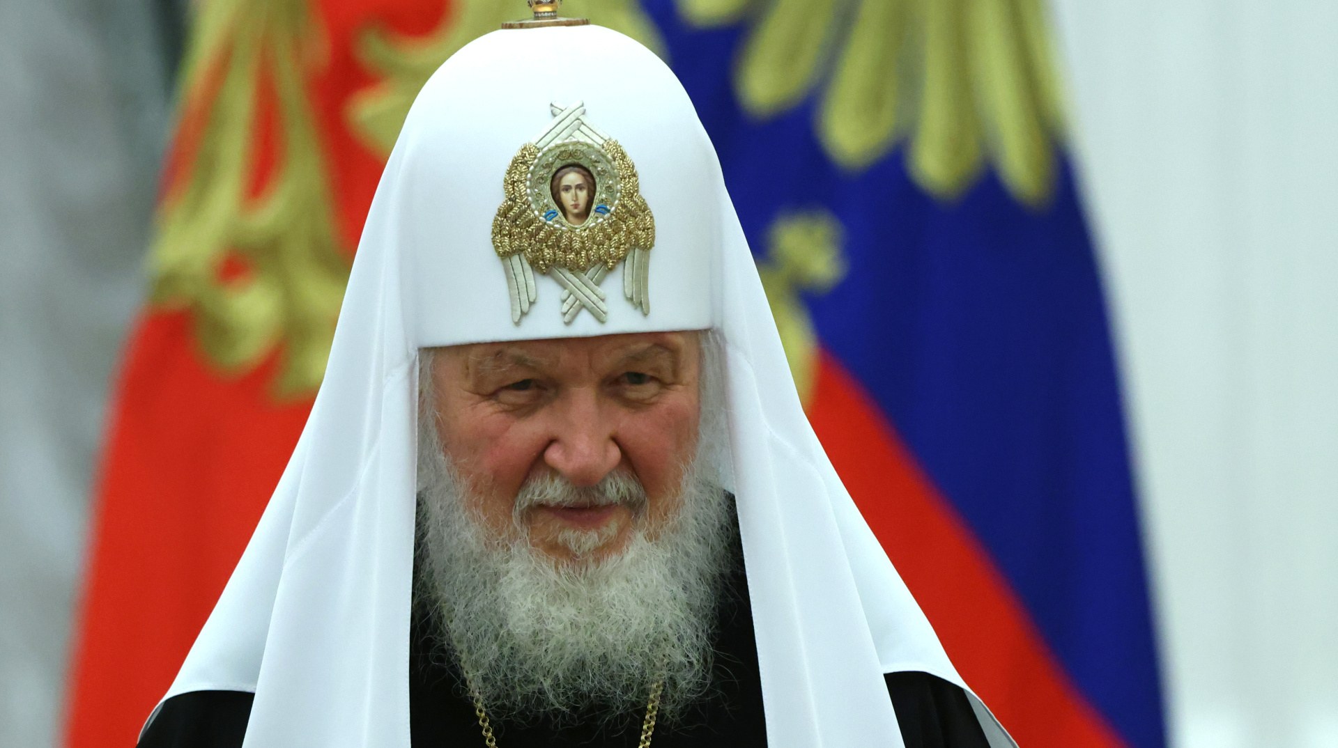 Прапор ЄС поруч із стилізованим санкційним списком, у якому викреслено окремі прізвища