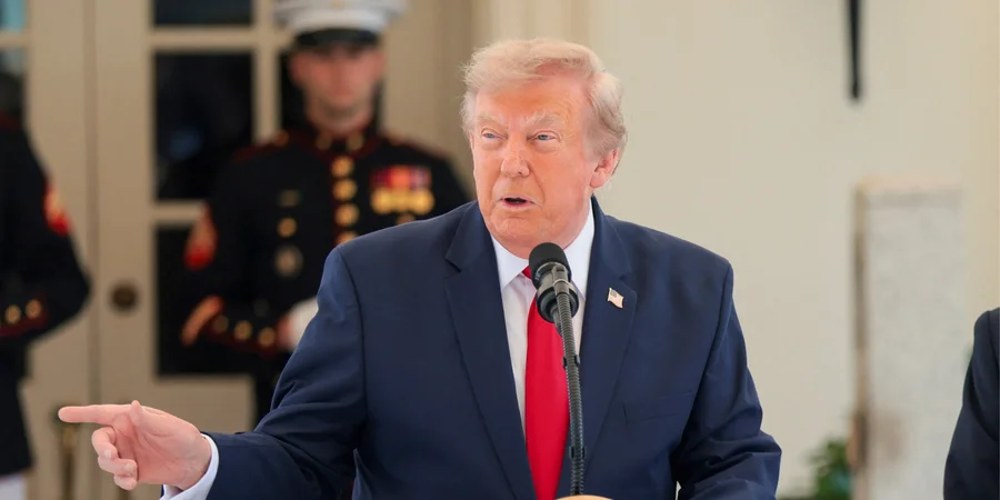Дональд Трамп і будівля Капітолію США на тлі Ормузької протоки