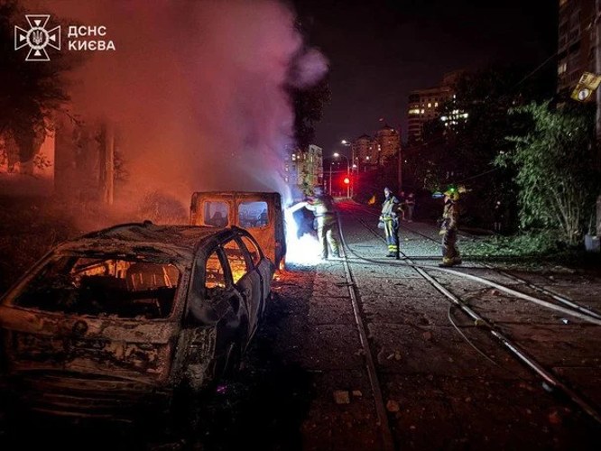 Наслідки нічного удару по Києву: рятувальники на місцях обстрілу та пошкоджена станція метро «Лук'янівська»
