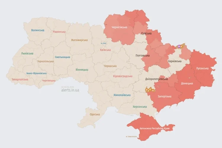 Карта повітряних тривог України з позначеними областями, де фіксувався рух ворожих БпЛА в ніч проти 4 серпня 2026 року