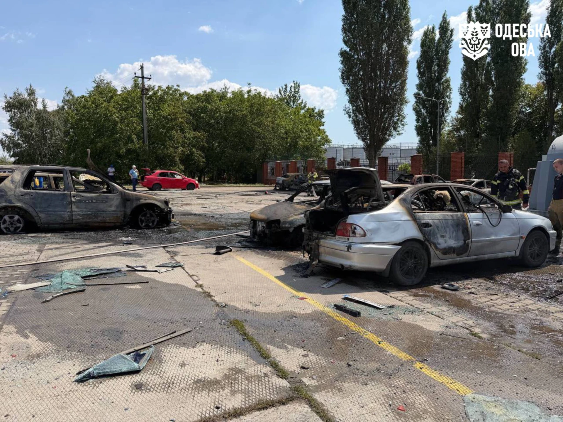 Згорілі та пошкоджені автомобілі на стоянці цивільного підприємства в Одеському районі після атаки дронів 5 серпня 2026 року