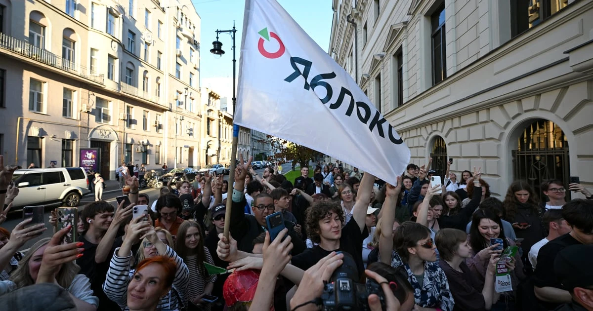 Прихильники партії «Яблуко» біля Верховного суду в Москві, 10 серпня 2026 року
