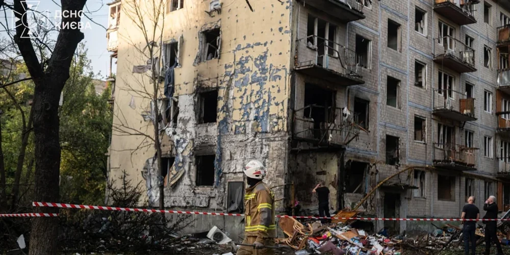 Рятувальники ДСНС на місцях пожеж і завалів у Києві після нічного удару 1 серпня 2026 року