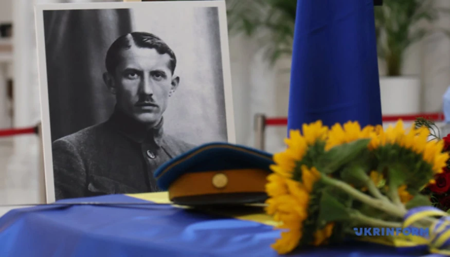Домовина Євгена Коновальця, вкрита жовто-синім прапором, у Патріаршому соборі УГКЦ під час панахиди 16 серпня 2026 року