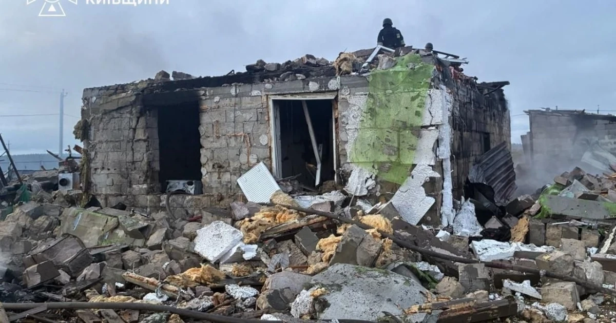 Наслідки удару по приватному будинку у Фастівському районі Київщини, фото ДСНС Київщини