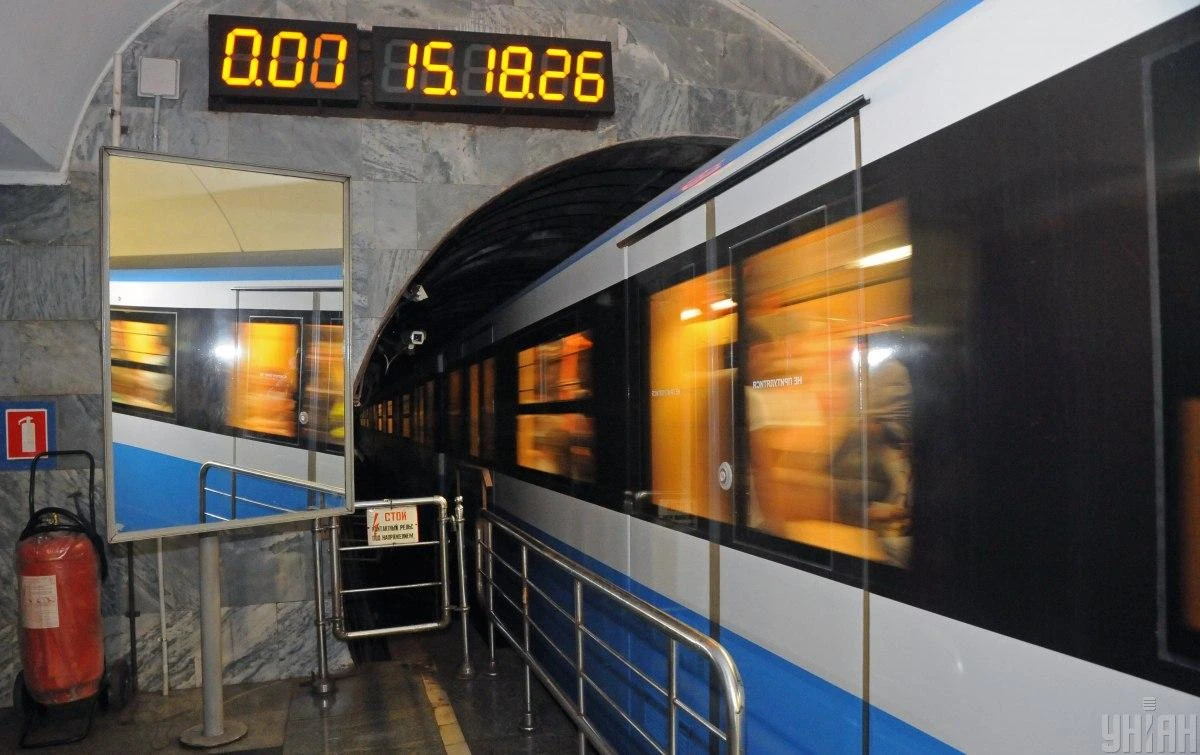 Таблиця з новим графіком роботи ліній Київського метрополітену на станційному стенді