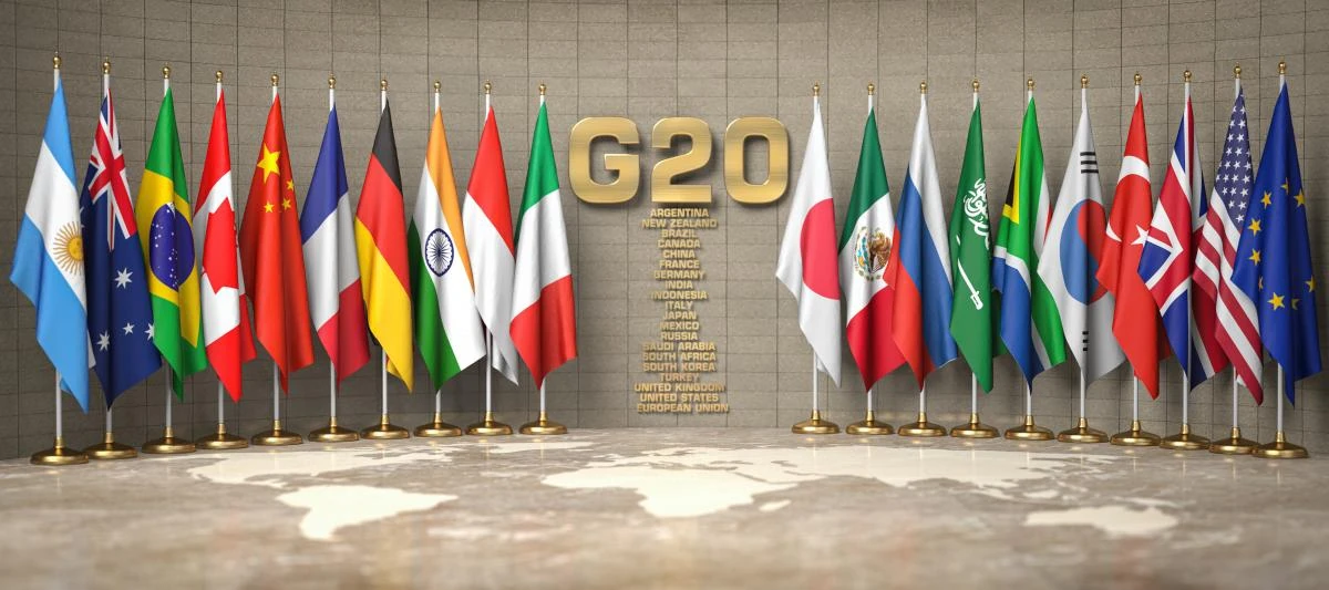 Прапор США на тлі Білого дому та символіки G20