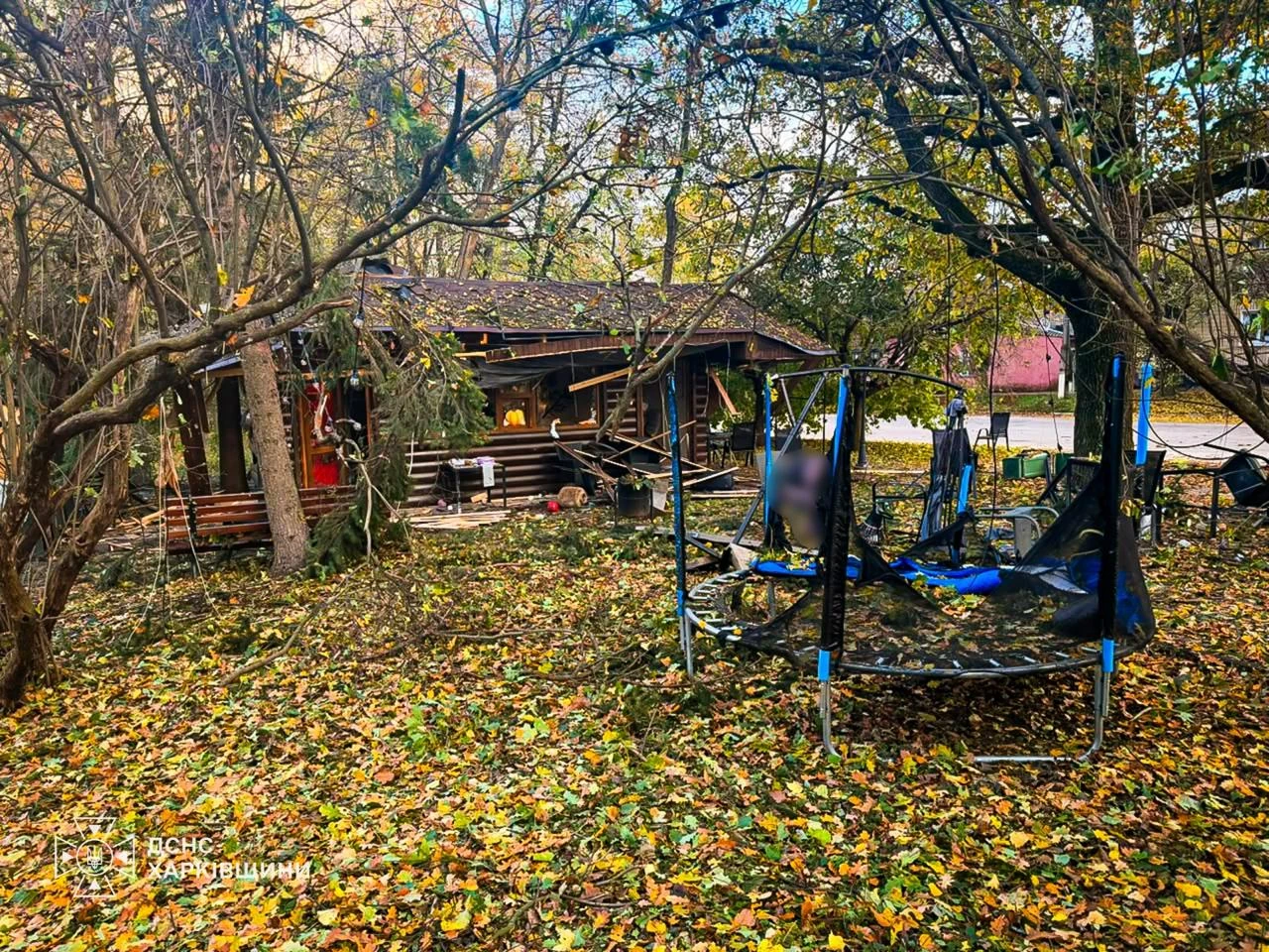 Пошкоджене кафе у парку в Новій Водолазі після удару дрона 19 жовтня 2026 року