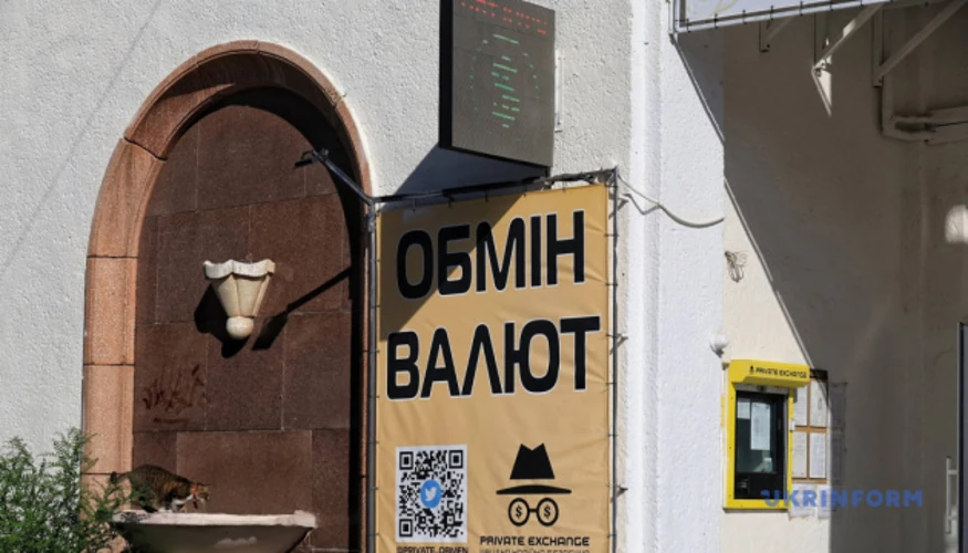 Банкноти долара США та євро поряд