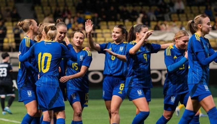 Голкіперка суперниць та футболістки збірної України під час матчу плей-офф відбору ЧС-2027