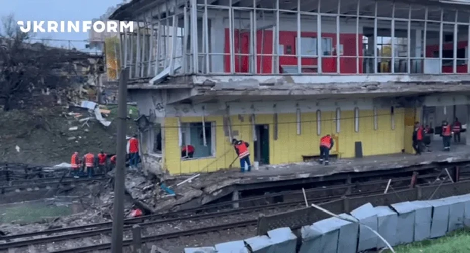 Пошкоджені конструкції, кабельна мережа та колії наземної станції метро «Чернігівська» після російської атаки