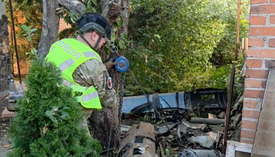 Пошкоджена одноповерхова будівля та вилучена бойова частина «Герань-5» у Деснянському районі Києва.
