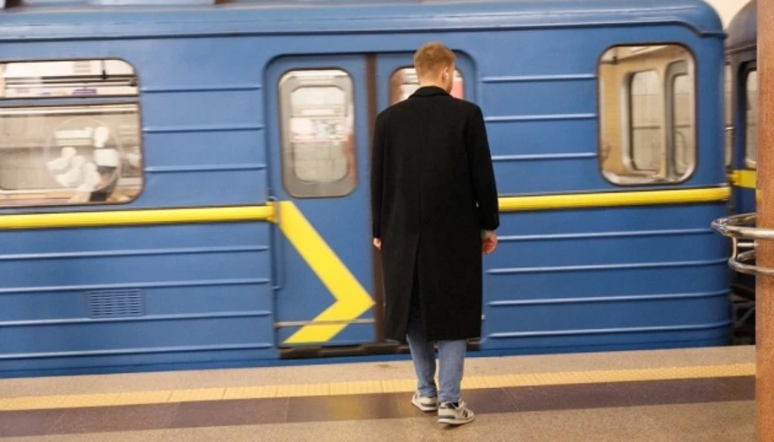 Київське метро відновило рух на всіх лініях після зупинки через зниження напруги